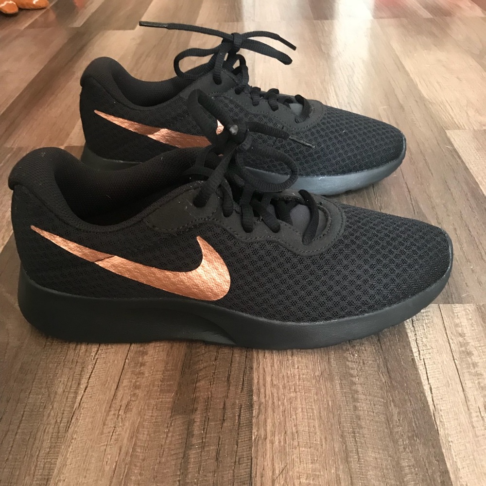 WOMEN’s NIKE SHOES